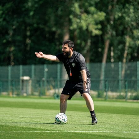 « J’ai vu une bonne structure et une bonne intensité de pressing à beaucoup de moments » Gonçalo Feio optimiste après le match nul de l’USL Dunkerque face au FC Versailles (1-1) Gonçalo Feio USL Dunkerque