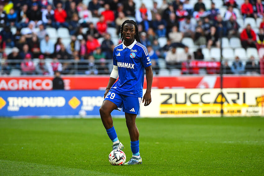 Mercato : Doukouré prolonge avec Strasbourg, Lens s’offre Mamadou Sangaré, Leipzig rêve d’un retour de Nkunku Ismael Doukouré Strasbourg