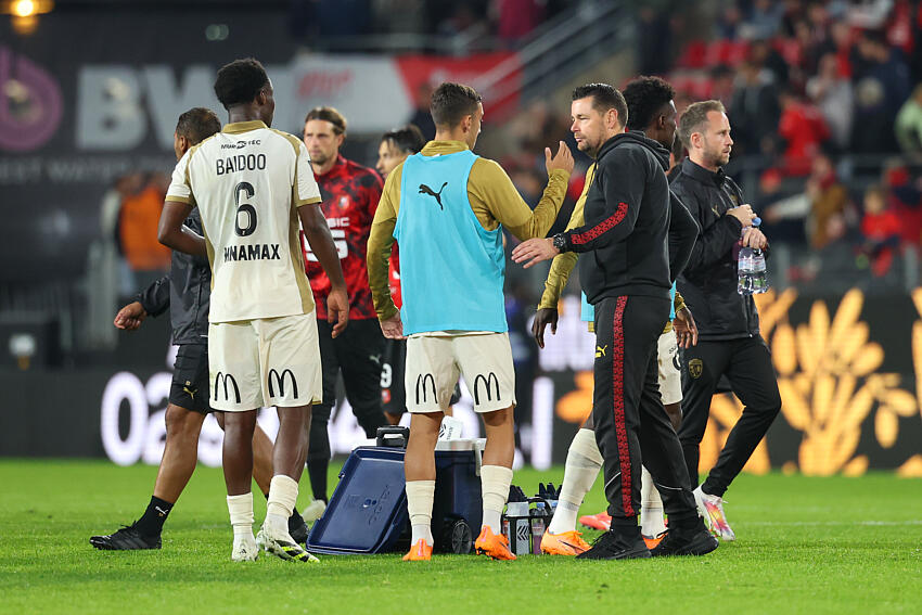 RC Lens : « Un vrai plaisir d’être avec ces gens-là », Pierre Sage loue le fonctionnement de son vestiaire Pierre Sage RC Lens