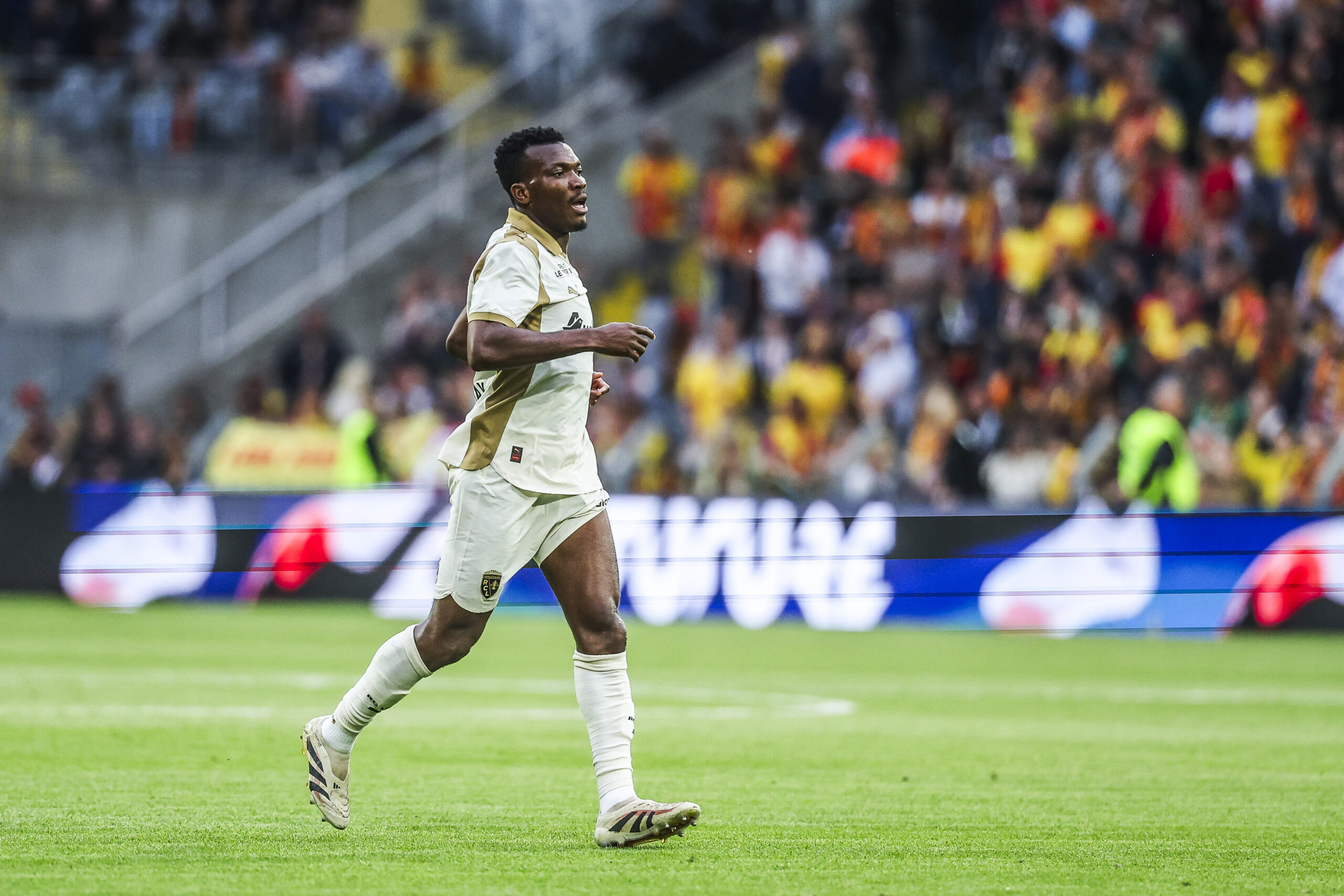 RC Lens mercato : un milieu de terrain poussé vers la sortie Hamzat Ojediran RC Lens