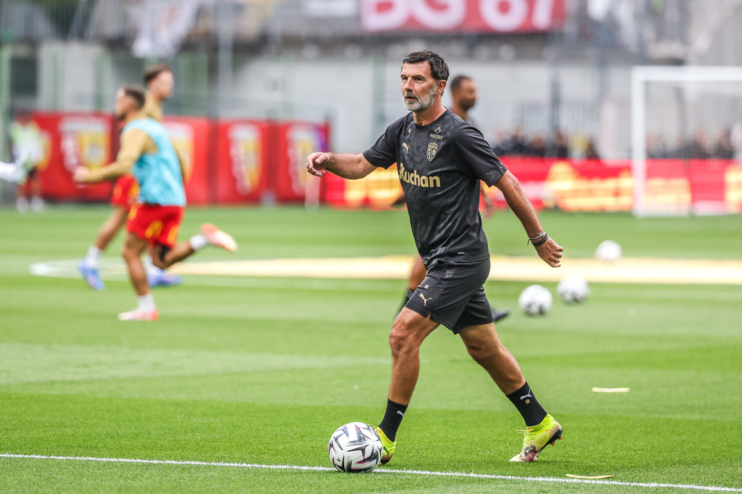 RC Lens : quel rôle joue Eric Sikora avec les jeunes joueurs ?